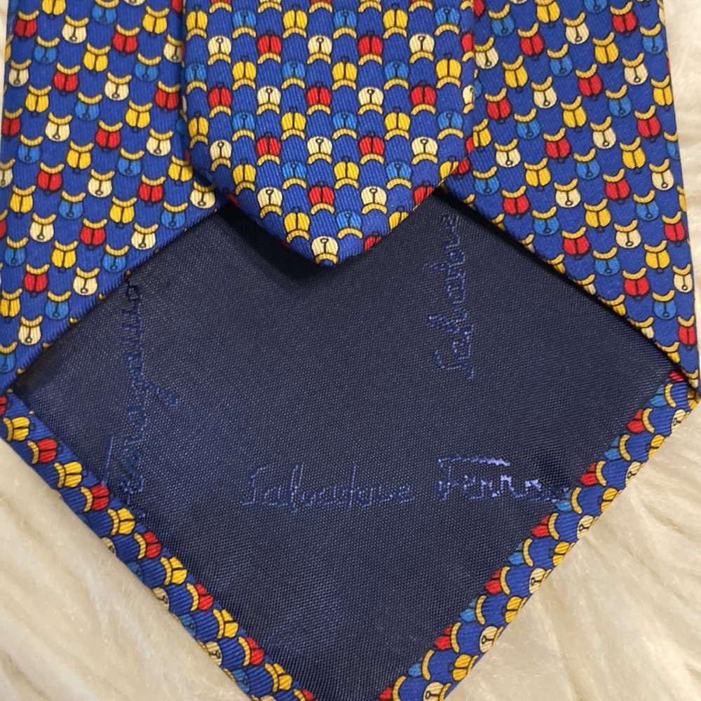Salvatore Ferragamo Man 100% silk tie it’s very beautiful and colorful - Picture 7 of 16